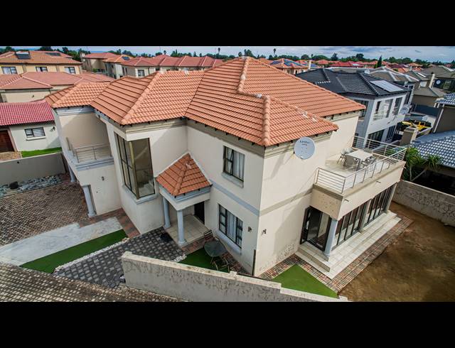 6 BEDROOM HOUSE FOR SALE IN PARKRAND